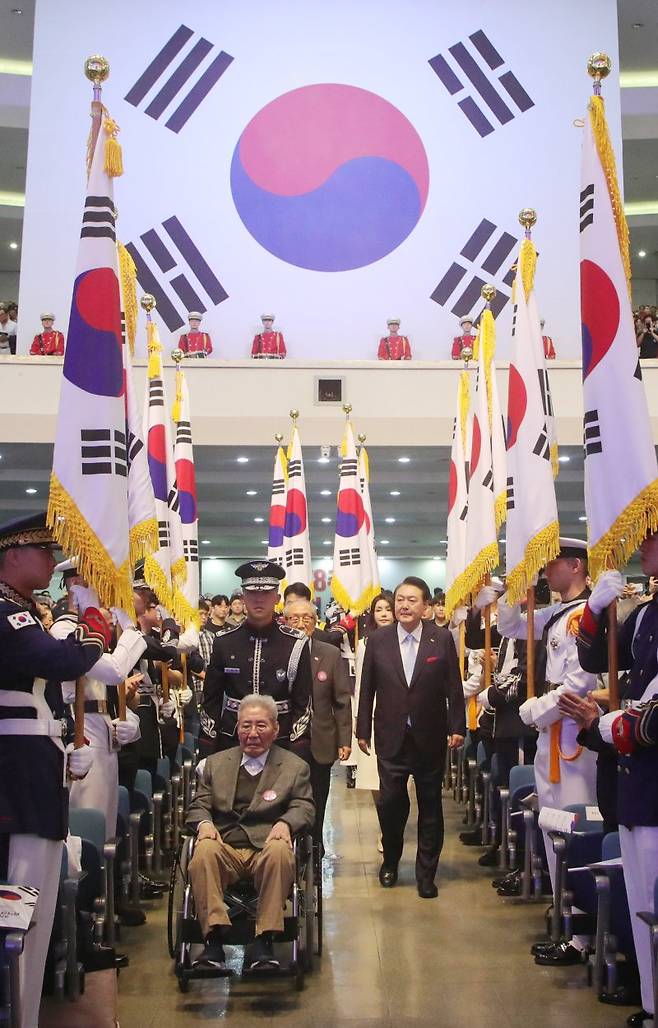 윤석열 대통령과 김건희 여사가 15일 서울 서대문구 이화여대 대강당에서 열린 제78주년 광복절 경축식에 오성규, 김영관 애국지사와 함께 입장하고 있다.  [대통령실통신사진기자단] 연합뉴스