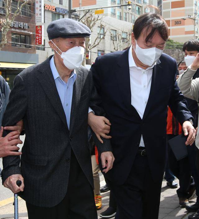 2021년 4월 윤석열 대통령이 아버지 윤기중(왼쪽) 연세대 명예교수와 4.7 보궐선거 사전투표를 위해 서울 서대문구 남가좌 제1동주민센터를 방문하고 있는 모습. 배우한 기자