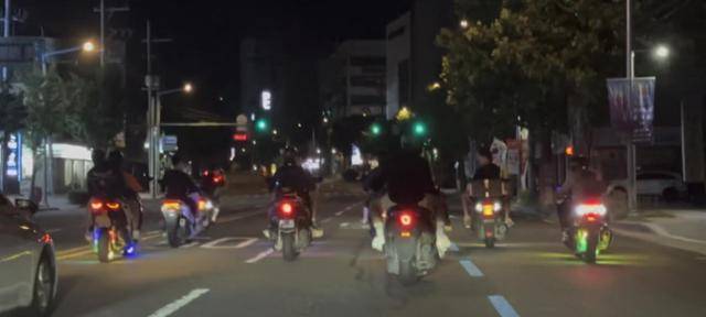 오토바이 폭주족들이 광복절인 15일 새벽 굉음을 내며 대구 도심의 한 도로를 질주하고 있다. 대구경찰청 제공