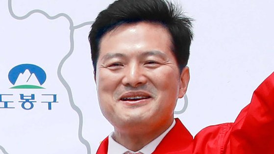 김태우 전 강서구청장은 14일 입장문에서 " 만약 당과 국민이 허락해 주신다면, 제게 남은 시간을 다시 강서구에서 더욱 의미 있게 쓰고 싶다"며 "강서구로 다시 돌아가겠다"고 밝혔다.  사진은 지난해 지방선거 첫날 서울 강서구 발산역 1번 출구에서 열린 오세훈 서울시장 후보 출정식에서 시민들을 향해 인사하는 모습. 국회사진기자단