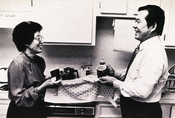 미국 잡지 ‘피플(People)’의 1983년 2월 14일자 88면에 실린 인터뷰 사진. 미국 2차 망명 시절 이희호 여사(왼쪽)의 설거지를 도와주는 모습이 눈길을 끈다. [사진 연세대 김대중도서관]