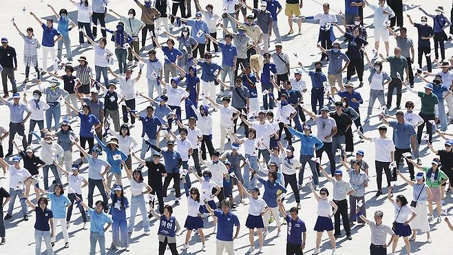 더불어민주당 부산시당 당원들과 시민들이 부산 동구 부산역 광장에서 ‘독도는 우리 땅’ 플래시몹을 펼치고 있다. 송봉근 기자