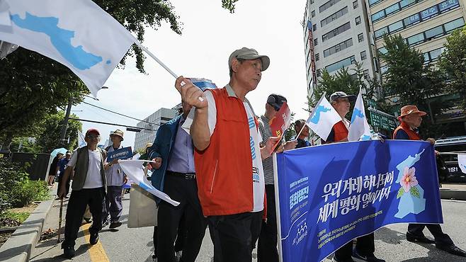 8.15 평화행진 참가자들이 서울 종로구 탑골공원 앞에서 출발해 서울역사박물관까지 행진 하고 있다. 뉴스1