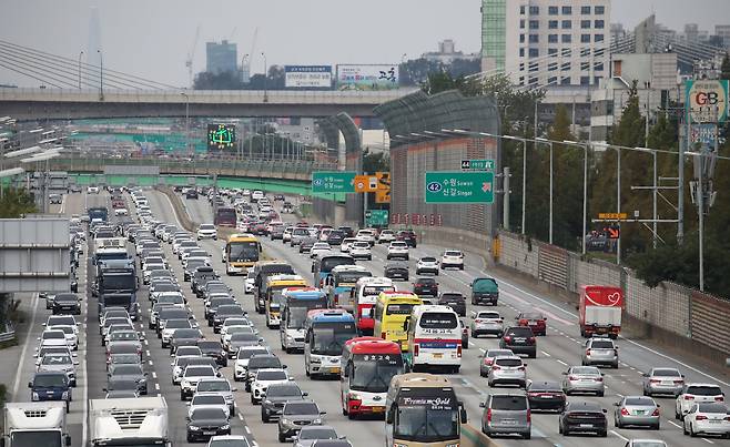 경부고속도로 기흥IC~양재IC 구간은 상습정체 구간으로 악명이 높다. 뉴스1
