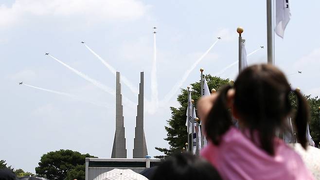 충남 천안 독립기념관을 찾은 시민들이 공군 특수비행팀 '블랙이글스'의 축하비행을 보고 있다. 뉴스1