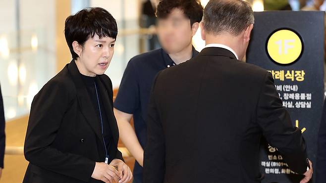 김은혜 대통령실 홍보수석이 윤기중 연세대 명예교수의 빈소가 마련된 서울 신촌 세브란스병원 장례식장으로 들어서고 있다. 뉴스1