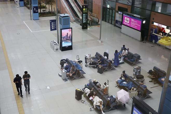 ▲간사이국제공항에서 발이 묶인 여행객들 사진:연합뉴스