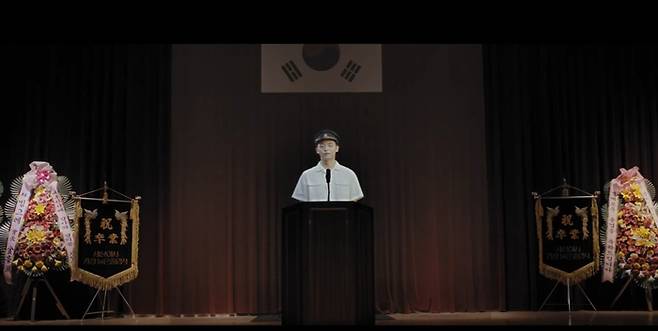 지난달 15일 천안 독립기념관에서 빙그레 주최로 열린 ‘세상에서 가장 늦은 졸업식’에서 홀로그램으로 복원된 독립운동가 김찬도 선생이 졸업사를 낭독하고 있다. 유튜브 영상 캡처