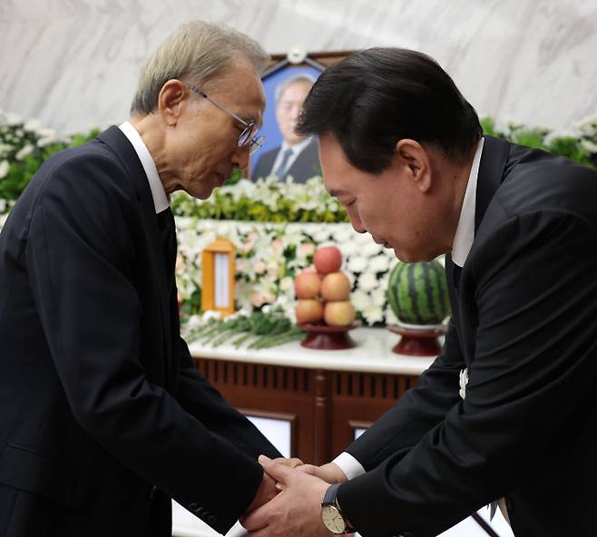 윤석열 대통령이 15일 오후 서울 서대문구 신촌세브란스병원 장례식장에 마련된 부친 윤기중 연세대 명예교수의 빈소에서 전직 대통령 이명박씨의 조문을 받고 있다. 대통령실 제공