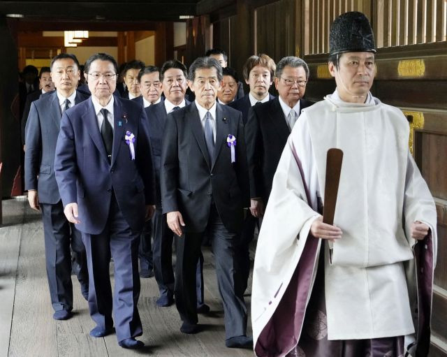 일본 국회의원들이 15일 수도 도쿄 야스쿠니신사에서 제2차 세계대전 전쟁범죄자들에게 참배하기 위해 이동하고 있다. 야스쿠니신사는 A급 전범들을 합사한 곳이다. 로이터연합뉴스