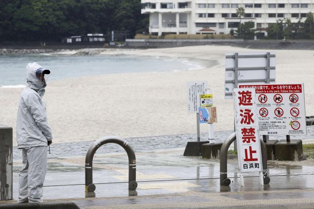 지난 14일 일본 와카야마현 시라하마의 한 수영장 근처에 한 사람이 서 있다. AP연합뉴스