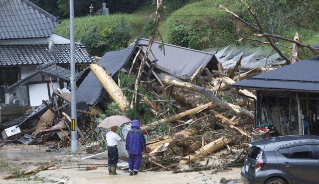 15일 일본 교토부 아야베시에서 현지 주민들이 7호 태풍 '란'으로 인해 산사태가 일어난 현장을 바라보고 있다. 로이터연합뉴스