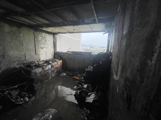 15일 오후 수원특례시 권선구 호매실동의 아파트에서 불이났다. 화재 현장 모습. 경기도소방재난본부 제공 