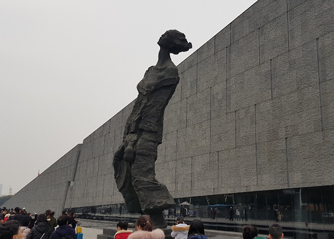 13m짜리 우웨이샨의 작품 ‘The Ruined Familly’. 난징대학살 당시 죽은 아이를 손에 들고 절규하는 어머니의 모습입니다. [매경DB]