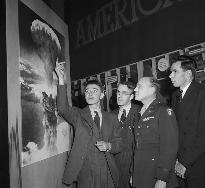 맨해튼 프로젝트에 대해 설명하는 줄리어스 로버트 오펜하이머(좌측) /사진=홈페이지 thoughtco 캡처