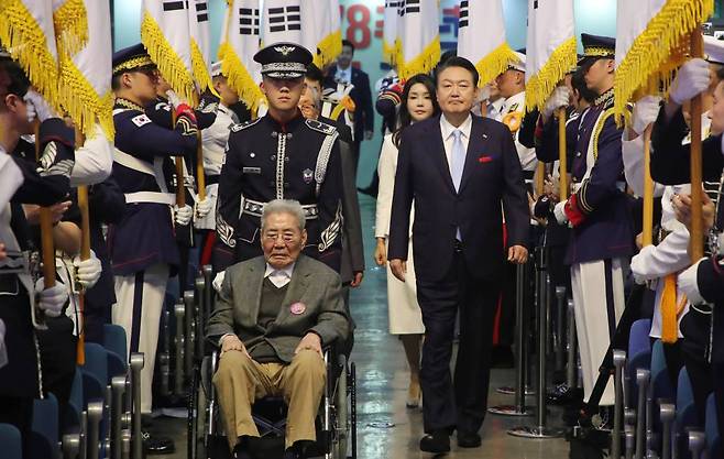[서울=뉴시스] 홍효식 기자 = 윤석열 대통령과 부인 김건희 여사가 15일 오전 서울 서대문구 이화여대 대강당에서 열린 제78주년 광복절 경축식에 오성규, 김영관 애국지사 등과 동반 입장하고 있다. 2023.08.15.