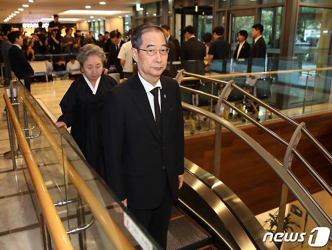(서울=뉴스1) 오대일 기자 = 한덕수 국무총리가 15일 오후 윤석열 대통령의 부친 고 윤기중 연세대 명예교수의 빈소가 마련된 서울 서대문구 신촌세브란스병원 장례식장으로 들어서고 있다. 윤 교수의 장례는 가족장으로 사흘간 진행된다. 2023.8.15/뉴스1  Copyright (C) 뉴스1. All rights reserved. 무단 전재 및 재배포 금지.