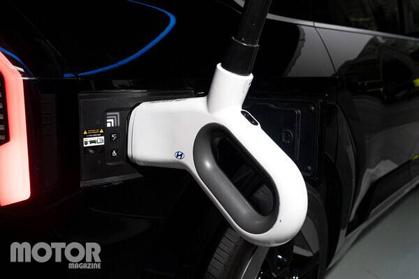 후측면에 배치된 충전구 사진 모터매거진 최재혁 기자