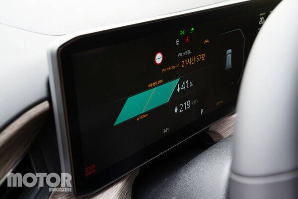 V2L 기능을 사용하면 계기판 화면에 관련 정보가 송출된다. 사진 모터매거진 최재혁 기자