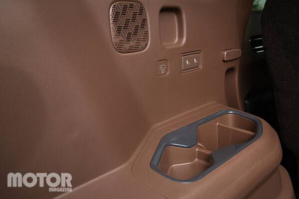 3열 컵홀더 위에도 USB-C 타입 충전포트가 마련됐다. 사진 모터매거진 최재혁 기자