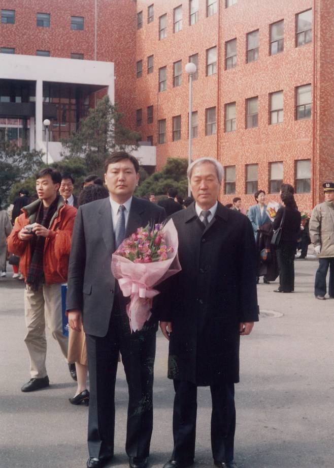 윤석열 대통령 부친 윤기중 연세대 명예교수가 15일 별세했다. 향년 92세. 윤 교수는 1968년부터 연세대 응용통계학과 교수로 재직했으며 1976년 한국통계학회 회장, 1992년 한국경제학회 회장 등을 지냈고 경제학 분야에 기여한 공로를 인정받아 2001년 대한민국 학술원 회원이 됐다. 사진은 고인과 윤 대통령. [연합]