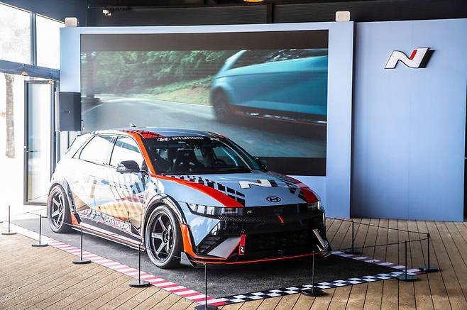 [서울=뉴시스] 현대자동차가 오는 20일까지 강원도 동해시에 위치한 나인비치37E에서 성능 브랜드 N을 체험할 수 있는 'N 비치 시즌 2' 행사를 진행한다고 13일 밝혔다. 사진은 국내 최초로 전시되는 아이오닉 5 N 드리프트 스펙. (사진=현대자동차 제공) 2023.08.13 photo@newsis.com *재판매 및 DB 금지