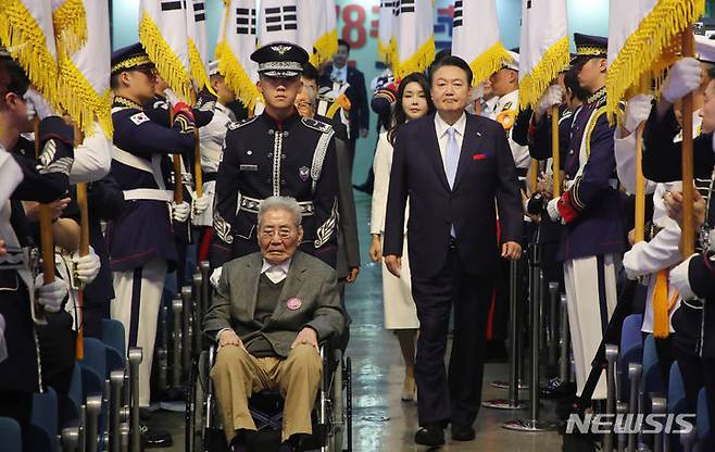 [서울=뉴시스] 홍효식 기자 = 윤석열 대통령과 부인 김건희 여사가 15일 오전 서울 서대문구 이화여대 대강당에서 열린 제78주년 광복절 경축식에 오성규, 김영관 애국지사 등과 동반 입장하고 있다. 2023.08.15. yesphoto@newsis.com