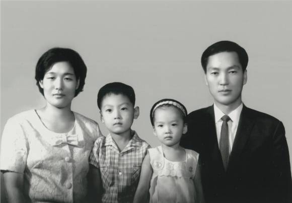 윤 대통령 부친 윤기중 연세대 명예교수 별세 - 윤석열 대통령 부친 윤기중 연세대 명예교수가 15일 별세했다. 향년 92세. 윤 교수는 1968년부터 연세대 응용통계학과 교수로 재직했으며 1976년 한국통계학회 회장, 1992년 한국경제학회 회장 등을 지냈고 경제학 분야에 기여한 공로를 인정받아 2001년 대한민국 학술원 회원이 됐다. 사진은 가족사진으로 오른쪽이 고인인 윤 명예교수, 왼쪽 두번째가 윤 대통령. 2023.8.15 대통령실 제공