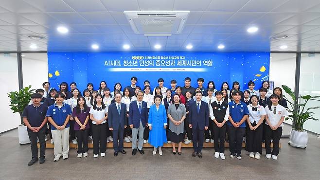 ▲위러브유스쿨 청소년 인성교육 특강(1)
위러브유스쿨 청소년 인성교육 특강에 강연자로 나선 장길자 국제위러브유운동본부 회장(앞줄 가운데), 이배근 한국아동학대예방협회장(가운데 왼쪽), 강정원 서울사회복지대학원대학교 교수(가운데 오른쪽)와 청소년들, 위러브유 이사진이 함께했다.
