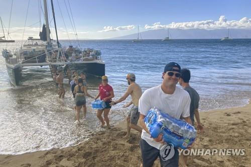 마우이섬에 구호 물품 나르는 자원봉사자들 [하와이 AP=연합뉴스]