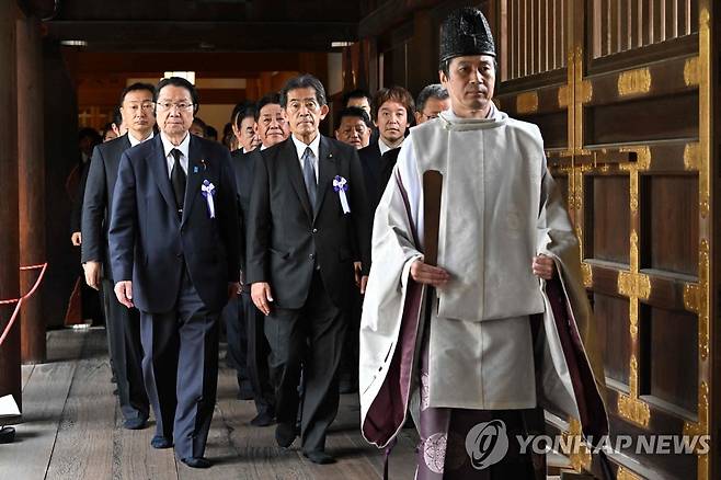 일본 국회의원들, A급 전범 합사 야스쿠니신사 집단 참배 [AFP=연합뉴스] 2023년 8월 15일(현지시간) 일본 국회의원들이 야스쿠니 신사에 방문하고 있다.