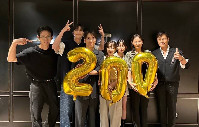 영화 '콘크리트 유토피아' 200만 돌파 기념해 모인 엄태화 감독과 배우들. [롯데엔터테인먼트 제공. 재판매 및 DB 금지]