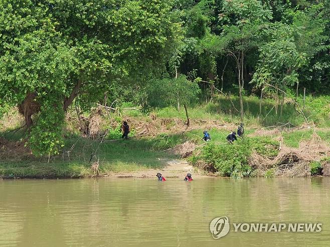 "꼭 찾겠다"…계속되는 실종자 수색 (상주=연합뉴스) 14일 소방 당국이 경북 예천군 감천면 벌방리에서 집중호우로 인한 산사태로 실종된 2명을 찾기 위해 상주보 일대까지 수색 반경을 넓혀 작업을 이어가고 있다. 두 사람은 지난달 15일 새벽 실종됐다. 2023.8.14 [경북도소방본부 제공. 재판매 및 DB금지]