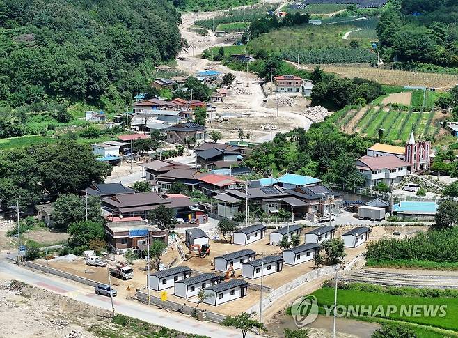 산사태 한 달째, 막막한 복구 (예천=연합뉴스) 윤관식 기자 = 15일 경북 예천군 감천면 벌방리에서 산사태가 발생한 지 한 달째에 접어들었지만, 여전히 완벽히 복구되지 않은 모습을 보이고 있다. 2023.8.15 psik@yna.co.kr