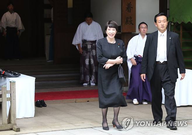 야스쿠니신사 참배한 다카이치 경제안보담당상 (도쿄=연합뉴스) 박상현 특파원 = 다카이치 사나에 일본 경제안보담당상이 일본 패전일인 15일 태평양전쟁 A급 전범이 합사된 도쿄 지요다구 야스쿠니신사를 참배한 뒤 웃으며 걸어 나오고 있다. 2023.8.15