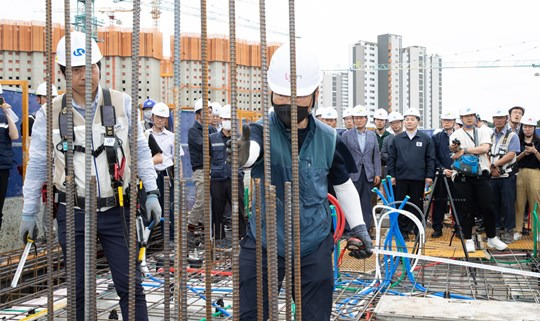 원희룡 국토교통부 장관이 9일 경기 화성시 한국토지주택공사(LH) 임대주택 현장을 찾아 현장 안전 실태를 점검하고 있다. [사진=뉴스1]