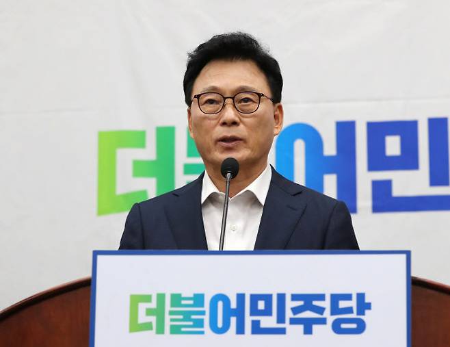 박광온 더불어민주당 원내대표가 16일 오후 서울 여의도 국회에서 열린 의원총회에서 의원들에게 발언하고 있다. (사진=뉴시스)