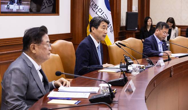 이주호 부총리 겸 교육부 장관이 16일 오후 서울 종로구 정부서울청사에서 열린 사회관계 장관회의에 참석해 회의 의제에 대해 설명하고 있다.(사진=연합뉴스)