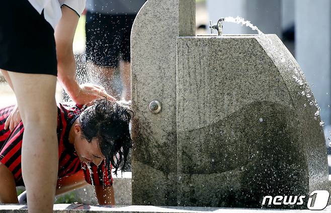 전국 대부분 지역에 무더위가 기승을 부린 5일 광주 북구 일곡 제1근린공원 축구장에서 학생들이 운동을 마치고 수돗가에서 더위를 식히고 있다.(광주 북구 제공) 2023.7.5/뉴스1 ⓒ News1 이수민 기자