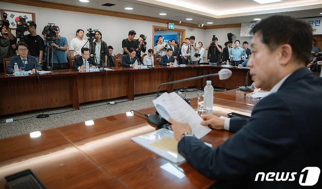 김광수 은행연합회 회장을 비롯한 은행장들이 16일 오전 서울 중구 은행연합회에서 열린 수출금융 종합지원 방안 관련 간담회에서 김주현 금융위원장의 모두발언을 듣고 있다. 2023.8.16/뉴스1 ⓒ News1 이재명 기자