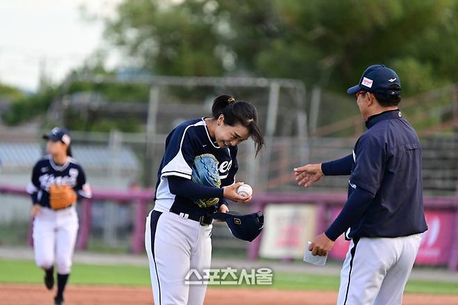 베테랑 투수 김보미가 캐나다전에서 마운드를 내려오며 모자를 벗어 양상문 감독에 정중하게 인사를 하고 있다. 선더베이(캐나다) | 황혜정기자. et16@sportsseoul.com