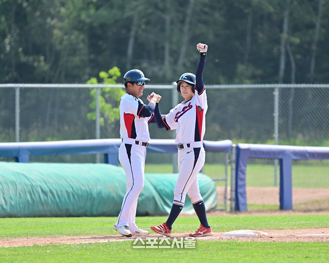 4번 타자 신누리가 9일(한국시간) 홍콩과 여자야구 월드컵 예선 1경기에서 2회말 2사 만루에서 싹쓸이 3루타를 친 뒤 환호하고 있다. 선더베이(캐나다) | 황혜정기자. et16@sportsseoul.com