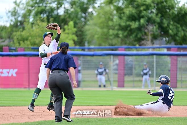 국가대표팀 4번타자 신누리가 호주전에서 슬라이딩으로 2루에 안착하고 있다. 선더베이(캐나다) | 황혜정기자. et16@sportsseoul.com