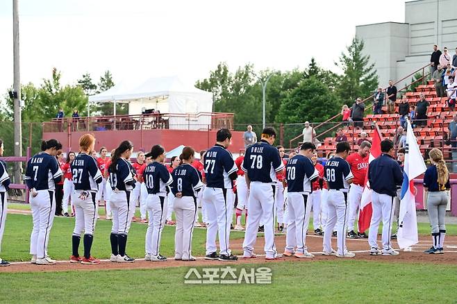 신누리의 마지막 라인업. 신누리가 국제대회에서 마지막으로 애국가를 듣고 있다. 선더베이(캐나다) | 황혜정기자. et16@sportsseoul.com