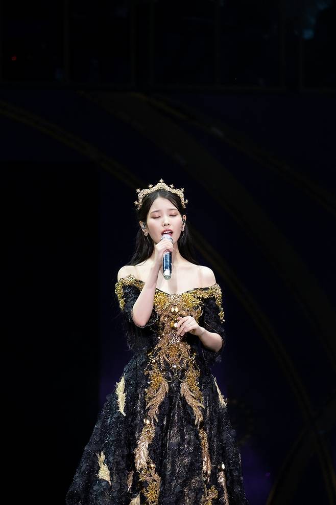 가수 아이유 공연 실황 영화 ‘아이유 콘서트 : 더 골든 아워’. 사진 | 이담엔터테인먼트