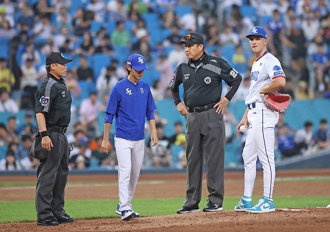 삼성 데이비드 뷰캐넌이 16일 대구 LG전 3회초에 교체되고 있다. 사진 | 삼성 라이온즈