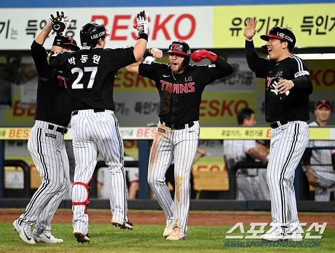 2023 KBO리그 LG 트윈스와 삼성 라이온즈의 경기가 16일 대구 삼성라이온즈파크에서 열렸다. 6회초 2사 만루 LG 박동원이 역전 만루홈런을 치고 선행주자들과 기쁨을 나누고 있다. 대구=허상욱 기자wook@sportschosun.com/2023.08.16/