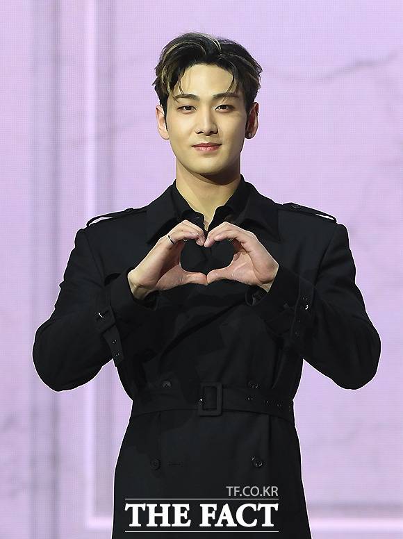 뉴이스트 출신 백호가 8월 말 박진영의 히트곡을 리메이크한 디지털 싱글로 컴백한다. /더팩트 DB