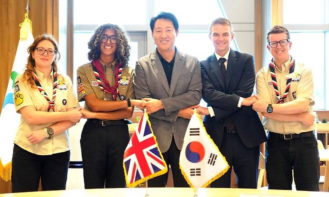 오세훈 서울시장이 6일 서울 중구 서울시청에서 맷 하이드 영국 스카우트연맹 대표와 개러스 위어 주한영국대사관 부대사를 만나 면담 후 기념 촬영하고 있다. /오세훈 시장 인스타그램