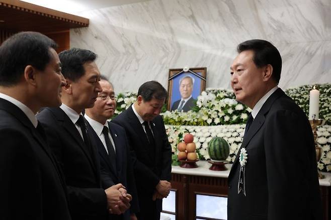 윤석열 대통령이 15일 서울 서대문구 신촌세브란스병원 장례식장에 마련된 부친 고 윤기중 연세대 명예교수 빈소에서 김기현 국민의힘 대표 등 지도부와 대화하고 있다. ⓒ대통령실